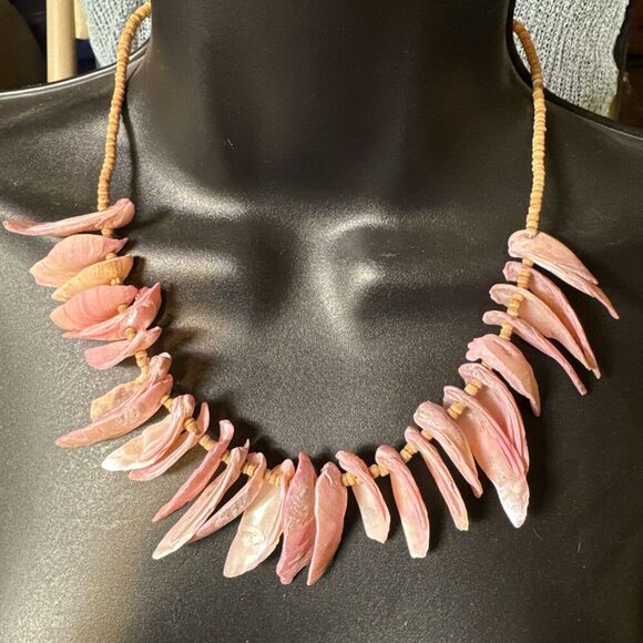 -NECKLACE Vintage 19"L Shell  Choker, Screw Barrel Clasp - Picture 3 of 5